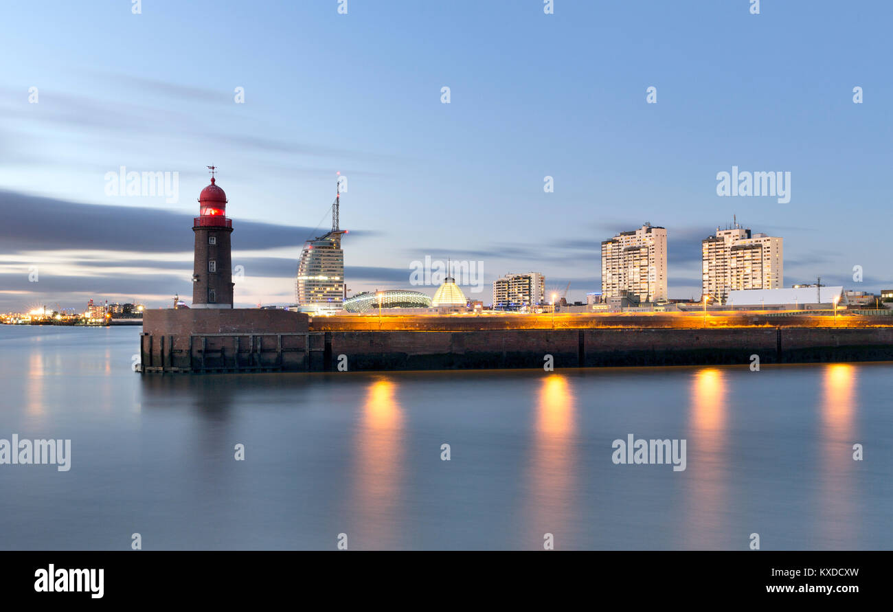 Faro Nordmolenfeuer alla bocca del porto,dietro di esso Klimahaus 8° Ost,Atlantic Hotel Sail City,Columbus-Center Foto Stock