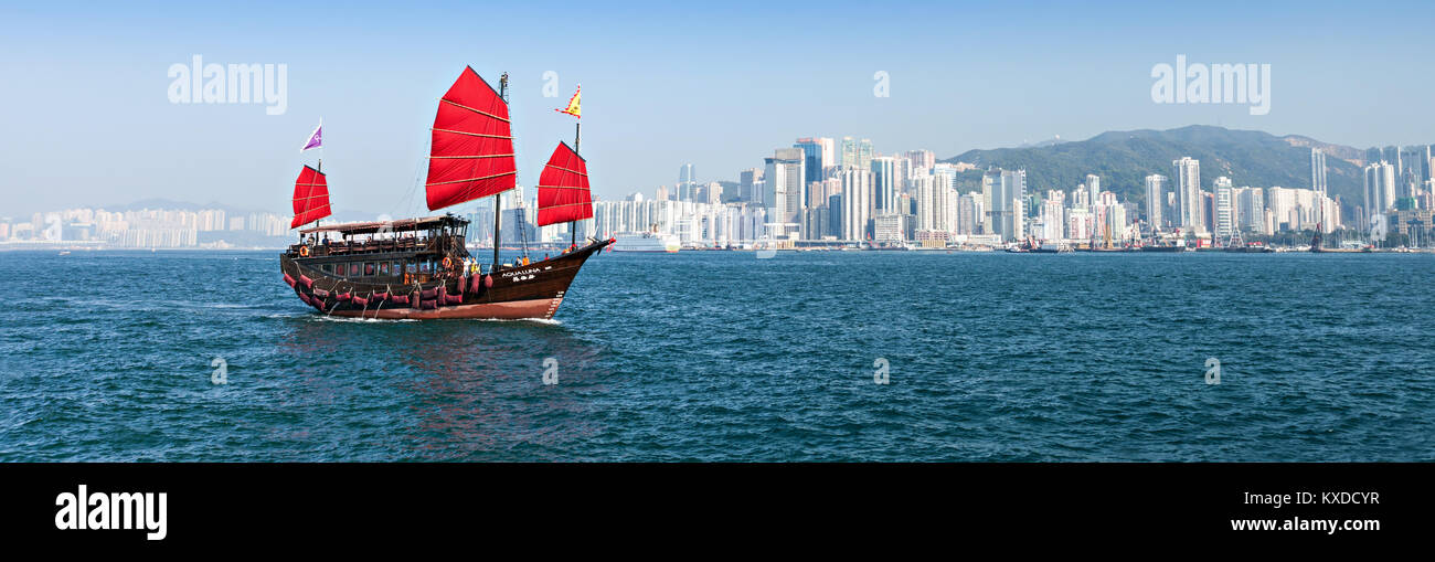 HONG KONG - 21 febbraio: spazzatura la barca offre il tour del porto il 21 febbraio 2013 a Hong Kong. Un rosso cinese tradizionale barca indesiderata, Aqua Luna è Foto Stock