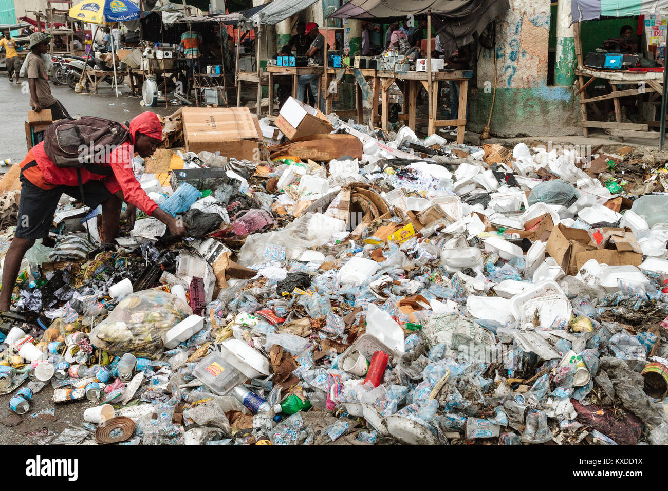 L'uomo rummages in garbage,garbage dump,strada,Port-au-Prince,Ouest,Haiti Foto Stock