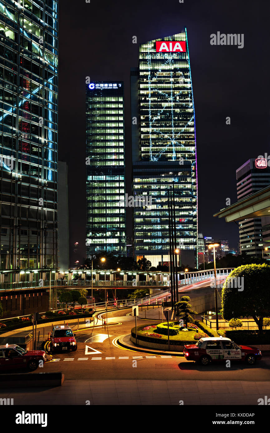 HONG KONG - febbraio 22: AIA Tower e China Construction Bank il 22 febbraio 2013. Hong Kong è una famosa in tutto il mondo per le sue splendide vedute panoramiche notte vie Foto Stock