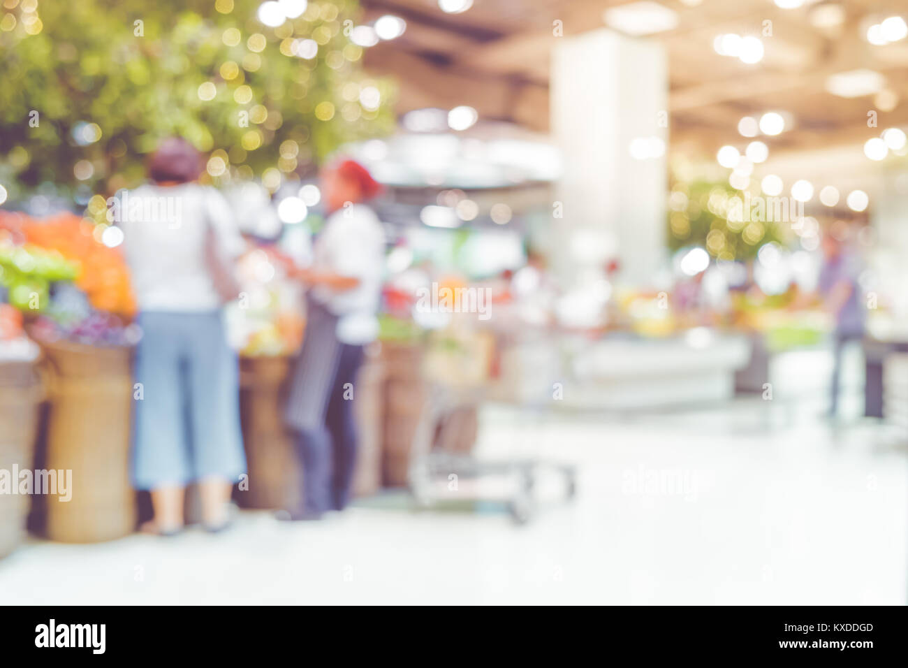 La sfocatura sullo sfondo di un cliente che acquista il cibo fresco al supermercato store prodotto mensola con luce bokeh di fondo Foto Stock