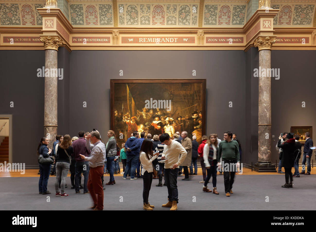 I visitatori del museo nella parte anteriore del Nightwatch di Rembrandt,Rijksmuseum,Amsterdam,Olanda,Olanda Foto Stock