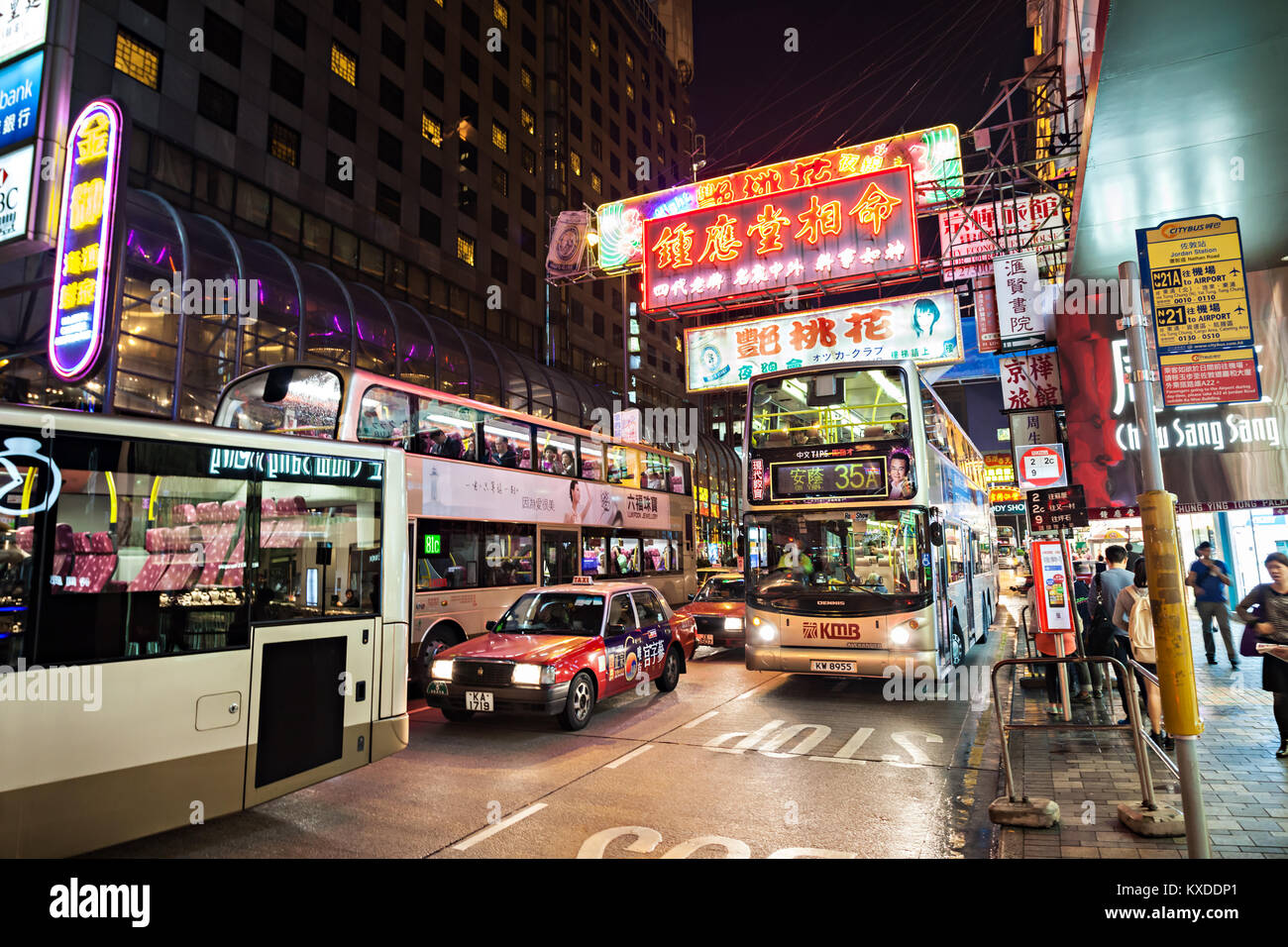 HONG KONG - MARZO 19: autobus sulla strada a Marzo 19, 2013 a Hong Kong. Oltre il 90% dei viaggiatori in HK usare mezzi di trasporto pubblici. Il suo più alto rango nel Foto Stock