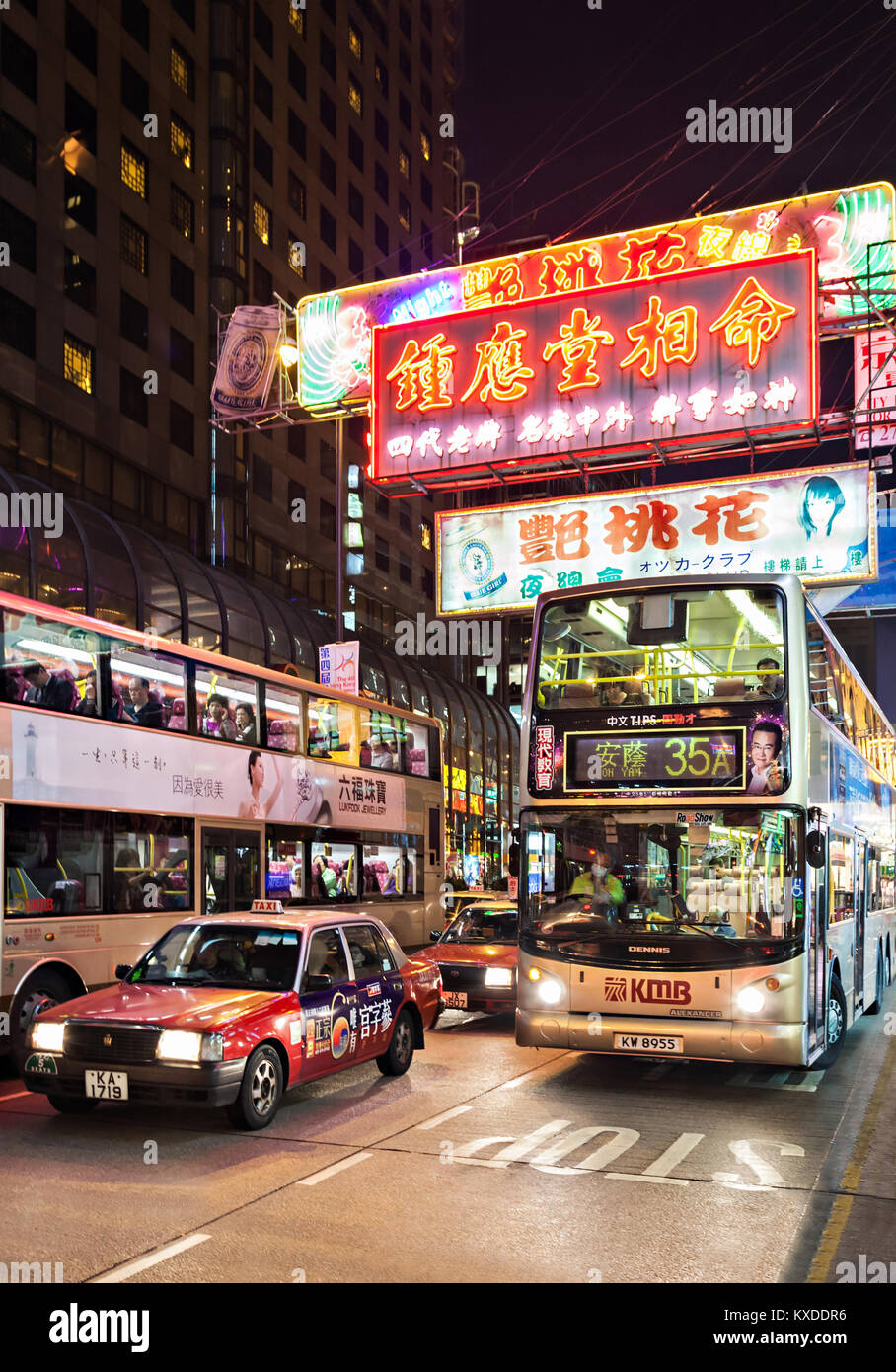 HONG KONG - MARZO 19: autobus sulla strada a Marzo 19, 2013 a Hong Kong. Oltre il 90% dei viaggiatori in HK usare mezzi di trasporto pubblici. Il suo più alto rango nel Foto Stock