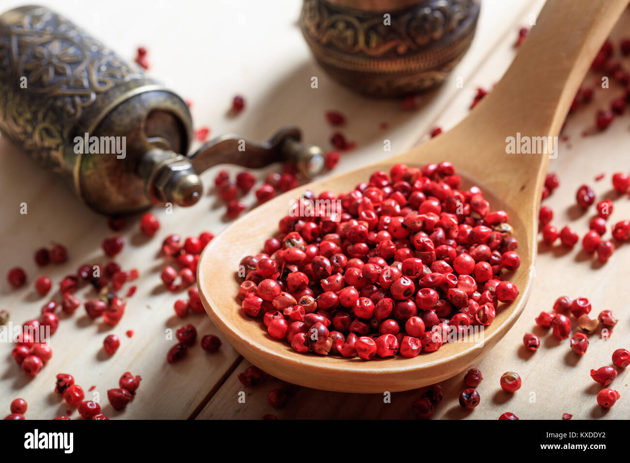 Peperone rosso semi in un cucchiaio di legno Foto Stock