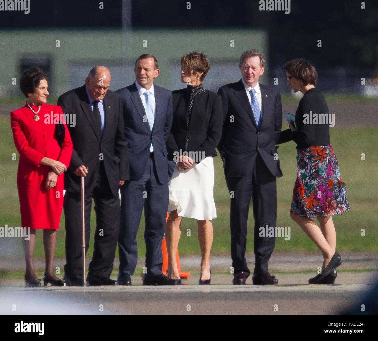 Le Loro Altezze Reali il Duca e la Duchessa di Cambridge arrivare a Sydney (Kingsford Smith) aeroporto per il loro ufficiale dieci giorni di visita in Australia che si terrà dal 16-25 Aprile, 2014. Nella foto: ufficiale partito accogliente, costituito da Marie Bashir, Nicholas Shehadie, il Primo Ministro australiano Tony Abbott e Sir Peter Cosgrove Foto Stock