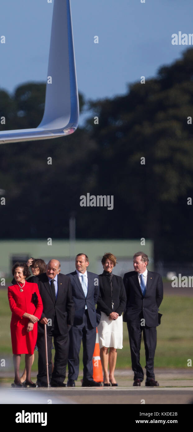 Le Loro Altezze Reali il Duca e la Duchessa di Cambridge arrivare a Sydney (Kingsford Smith) aeroporto per il loro ufficiale dieci giorni di visita in Australia che si terrà dal 16-25 Aprile, 2014. Nella foto: ufficiale partito accogliente, costituito da Marie Bashir, Nicholas Shehadie, il Primo Ministro australiano Tony Abbott e Sir Peter Cosgrove Foto Stock