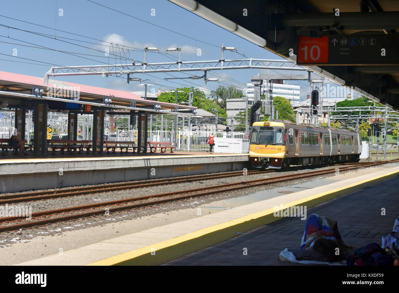 Il treno alla stazione di Brisbane Foto Stock