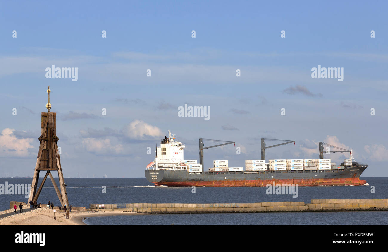 Kugelbake con freighter sull'Elba,bocca dell'Elba nel Mare del Nord,emblema della città di Cuxhaven,Bassa Sassonia Foto Stock