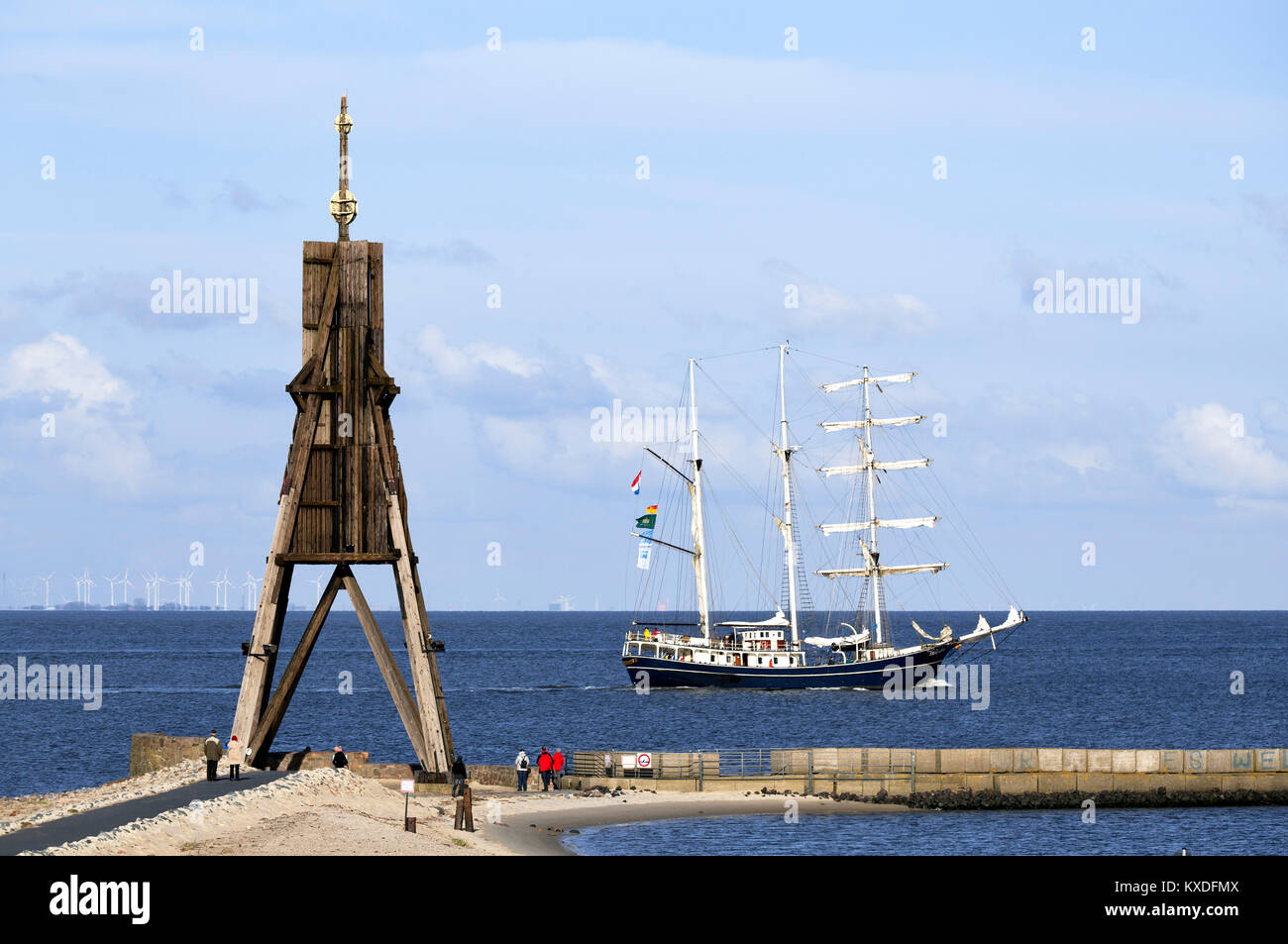 Kugelbake con nave a vela sull'Elba,bocca dell'Elba nel Mare del Nord,punto di riferimento della città di Cuxhaven,Bassa Sassonia Foto Stock