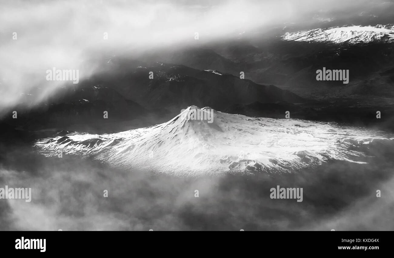 Bianco e nero fotografia aerea di montagne innevate, Cile. Foto Stock