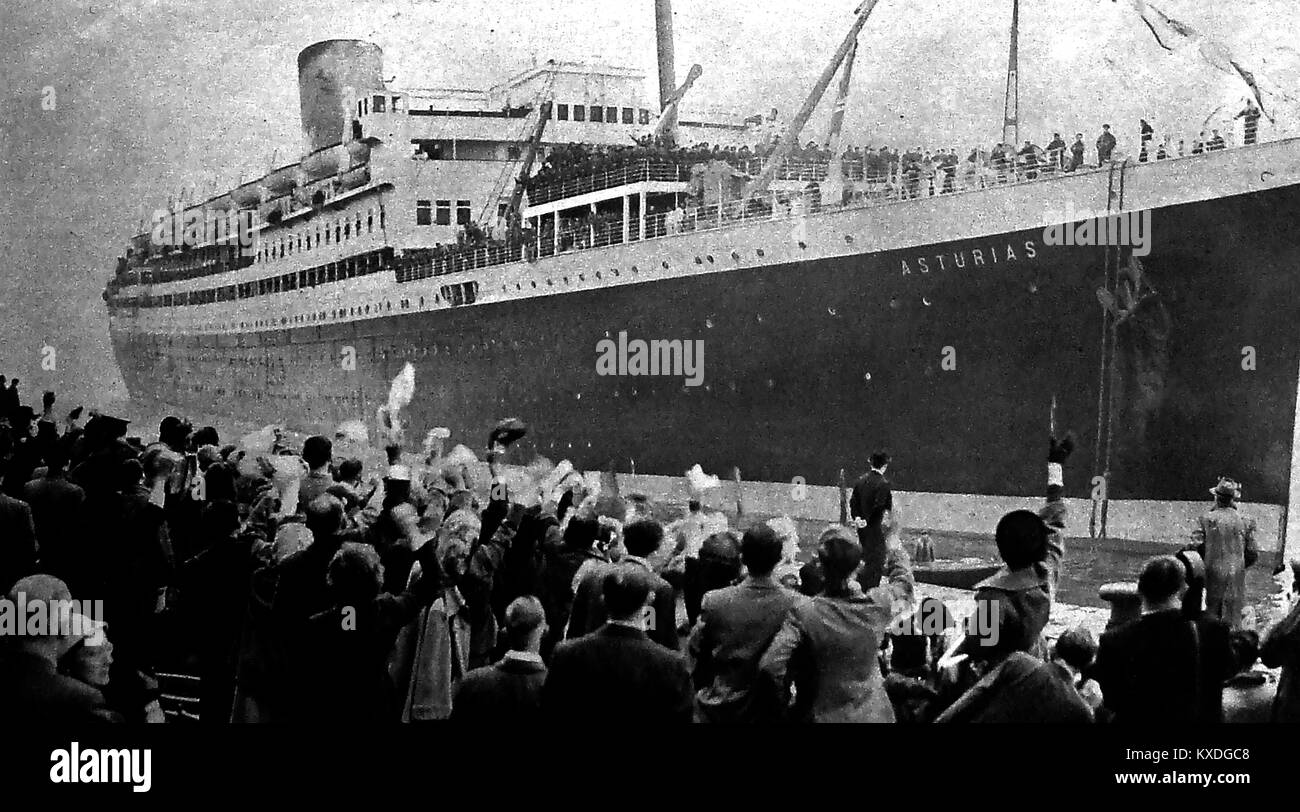 RMS ASTURIAS - (British Royal Mail Ship, successivamente un incrociatore ausiliario, quindi un emigrante nave) essendo utilizzato come un vettore di truppa portando un prigioniero di guerra truppe dalla guerra di Corea 1953 a Southampton Regno Unito - demolito 1957 poco dopo essere stato usato nel film ha usato il suo lato a tribordo per scene di film per il 1958 film " Una notte da ricordare." circa il Titanic . Un giornale immagine - Foto Stock