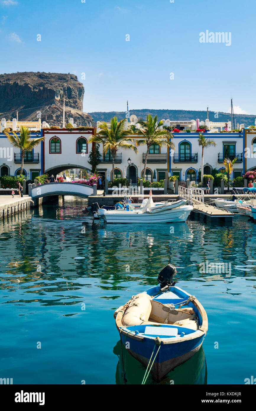 Porta colorati con palme Puerto de Mogan su Gran Canaria Island. Foto Stock
