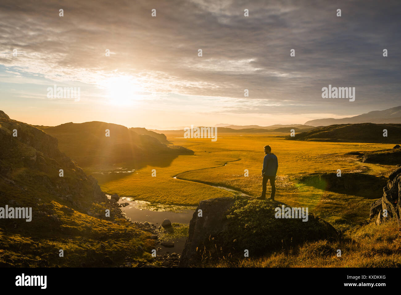 L'uomo guarda in ampia valle fluviale, atmosfera serale, ad ovest della Groenlandia, la Groenlandia Foto Stock