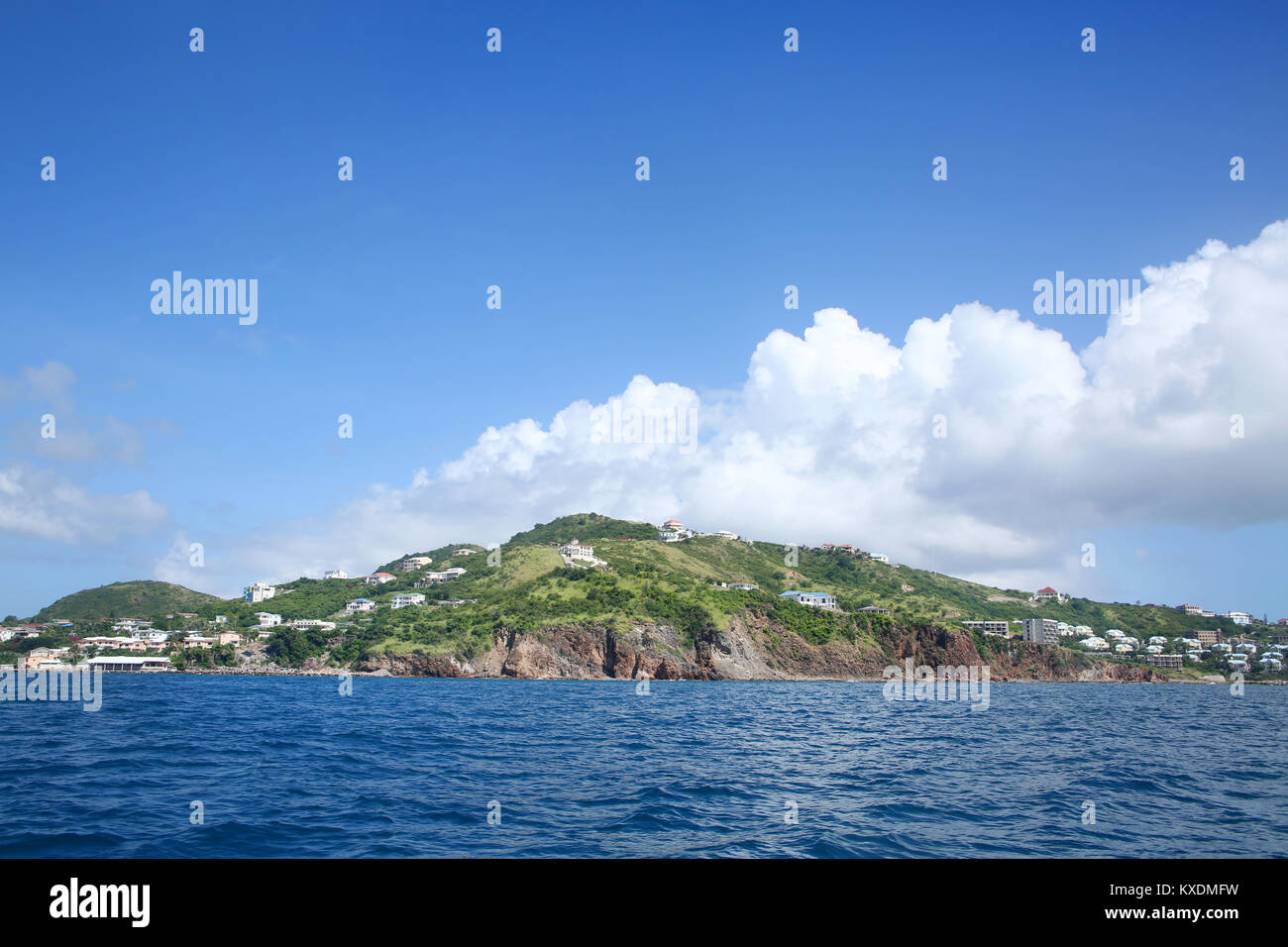 Bellissimo panorama sulle colline sulla costa sud occidentale di Saint Kitts isola dei Caraibi. Foto Stock