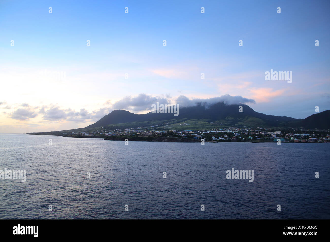 Crepuscolo sopra l'isola oltre Basseterre, St Kitts, dei Caraibi. Foto Stock