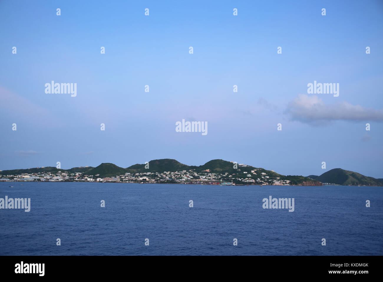 Bellissimo paesaggio che mostra le colline e le case di St John's, Antigua, dei Caraibi. Foto Stock