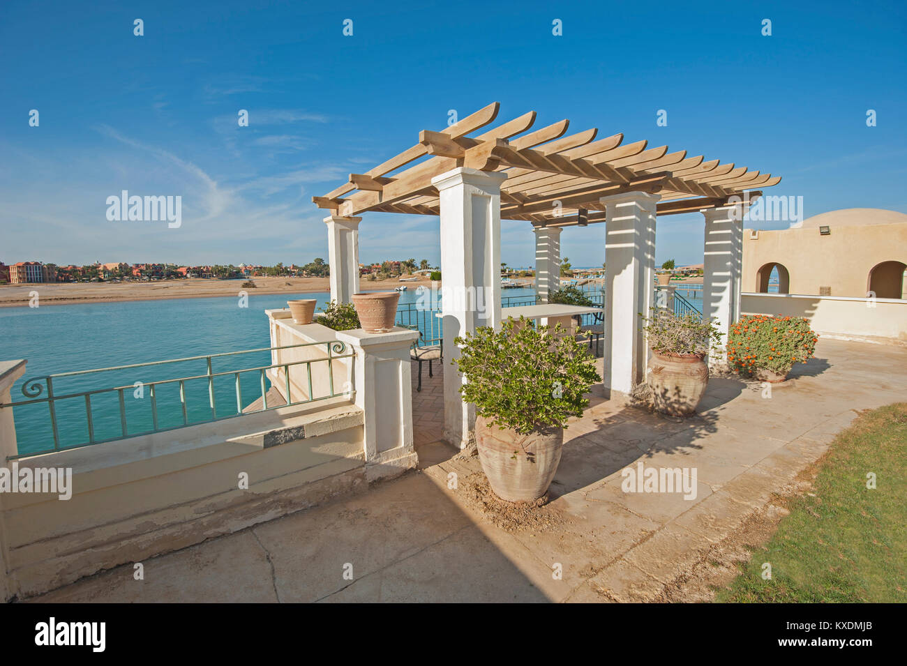 Esterno area da pranzo all'aperto sotto la Pagoda ad una lussuosa vacanza tropicale villa con tavola di marmo e di fronte al mare e vista fiume Foto Stock