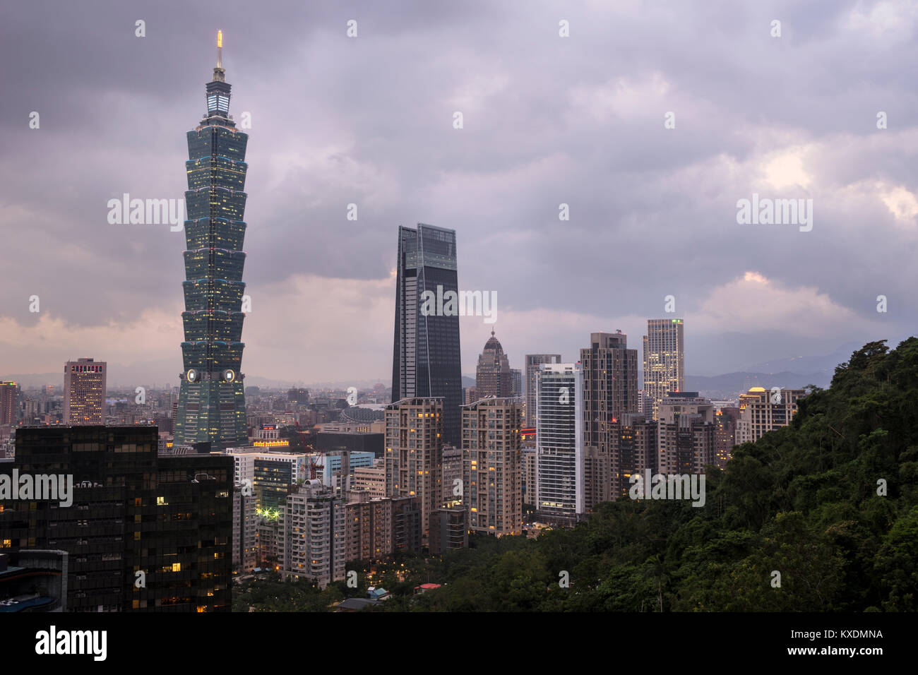 Skyline con Taipei 101 Tower, Dawn, Xinyi District, Taipei, Taiwan, Cina Foto Stock