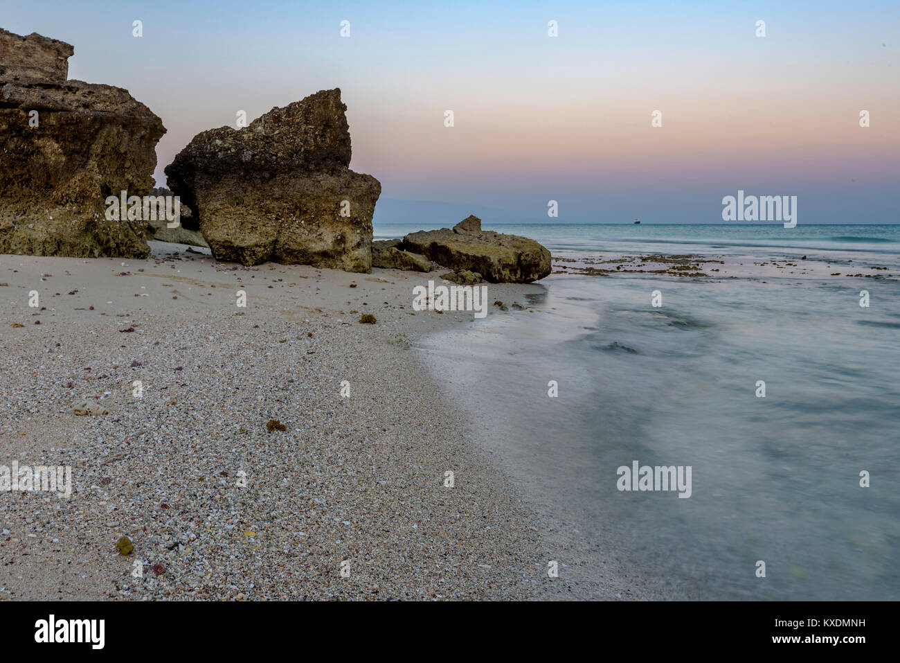 Peacefuly tramonto su hendorabi island, vicino a kish island nel golfo persico Foto Stock