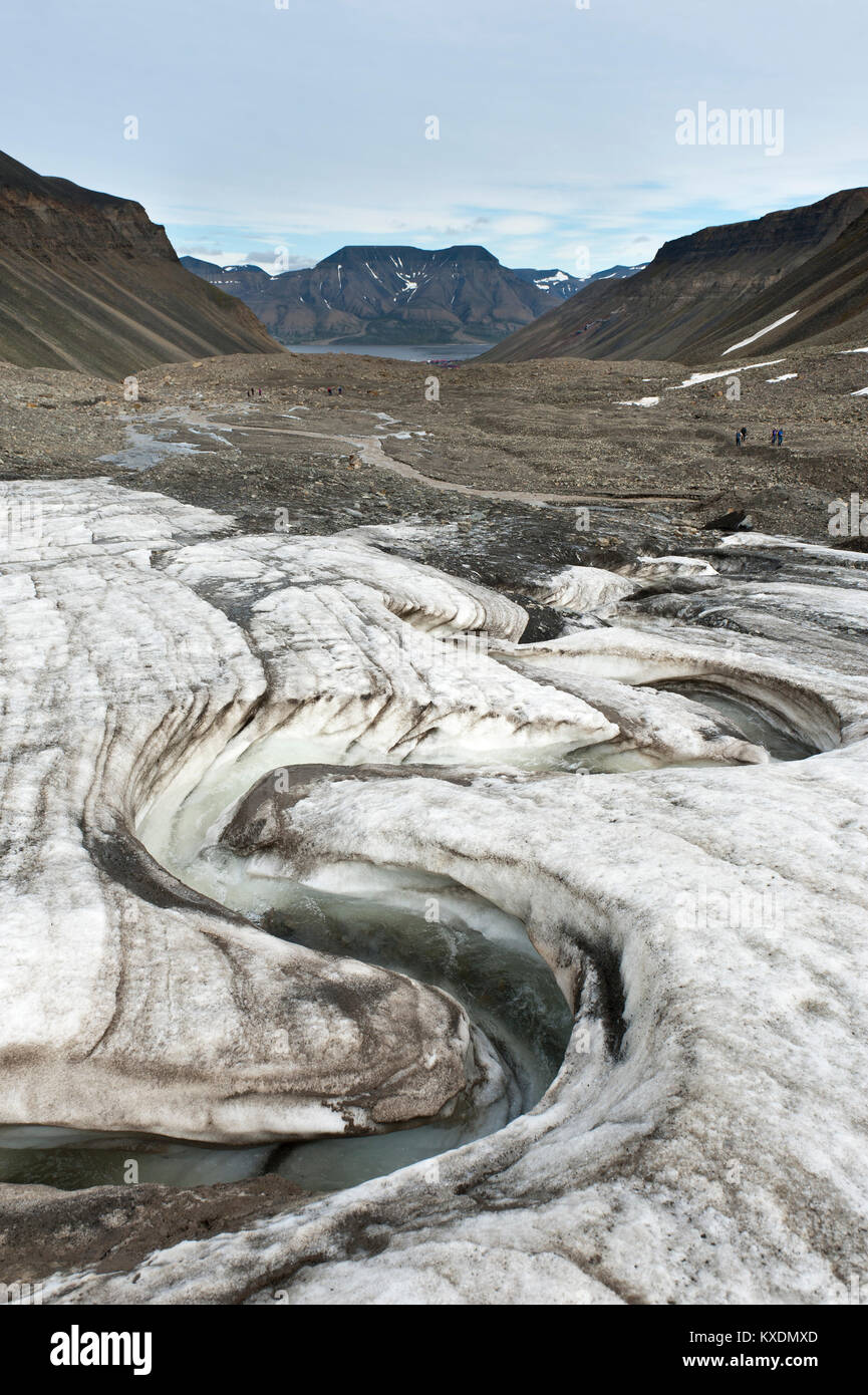 Il ghiacciaio di fusione Longyearbreen, acqua di disgelo tortuosi, vicino a Longyearbyen, Spitsbergen, Svalbard, Norvegia Foto Stock