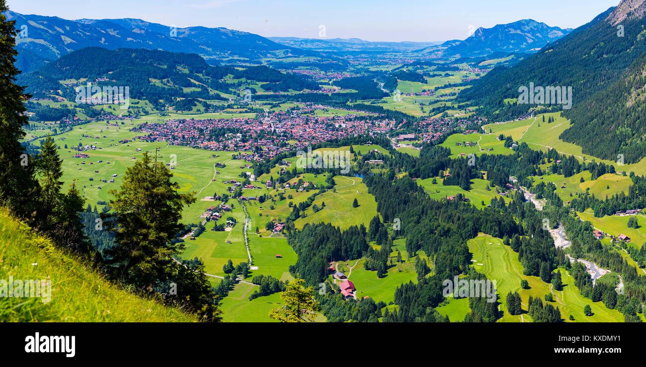 Panorama da Himmelschrofen, 1790m, nella Illertal e Oberstdorf, Alpi Allgäuer, Algovia, Baviera, Germania Foto Stock