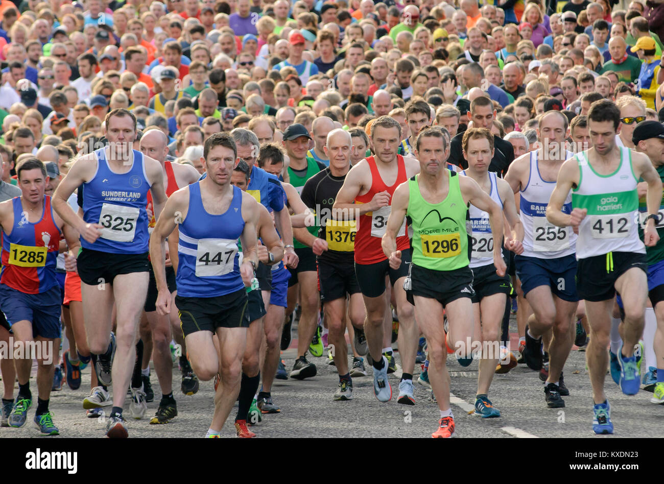 Una massa di corridori all'inizio di una gara di Maratona Foto Stock