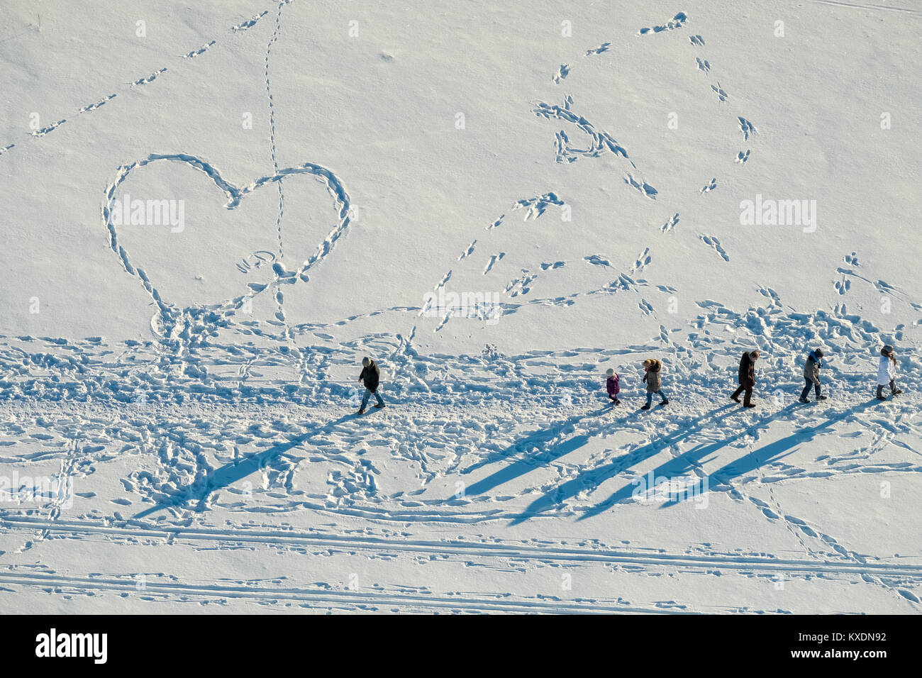 Orme di pedoni nella neve, cuore, a forma di cuore, Bergpark Wilhelmshöhe, Kassel, Hesse, Germania Foto Stock