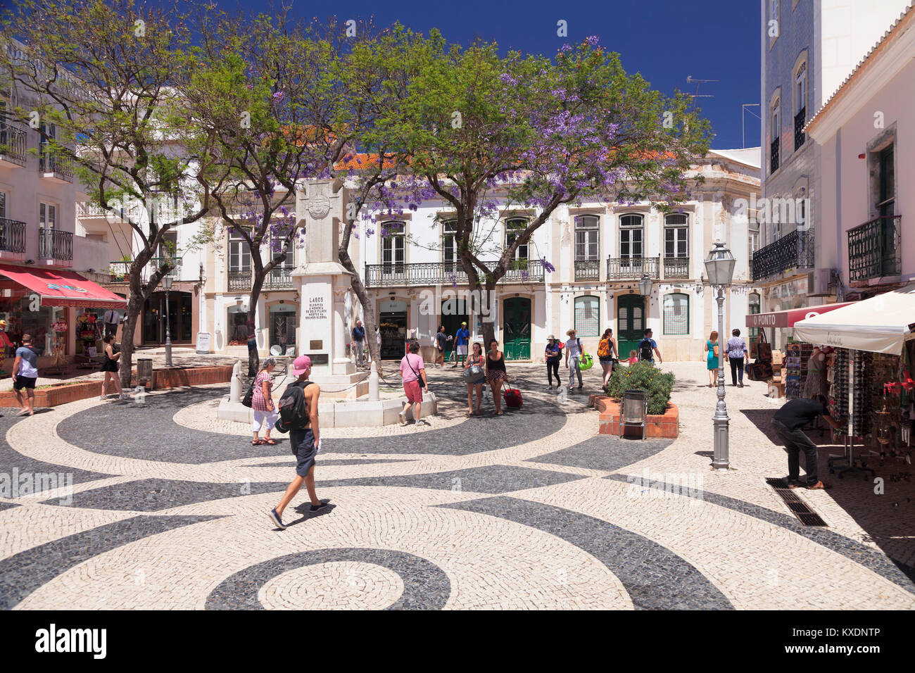Posizionare Praca Luis de Camoes con alberi in fiore, Lagos, Algarve, PORTOGALLO Foto Stock