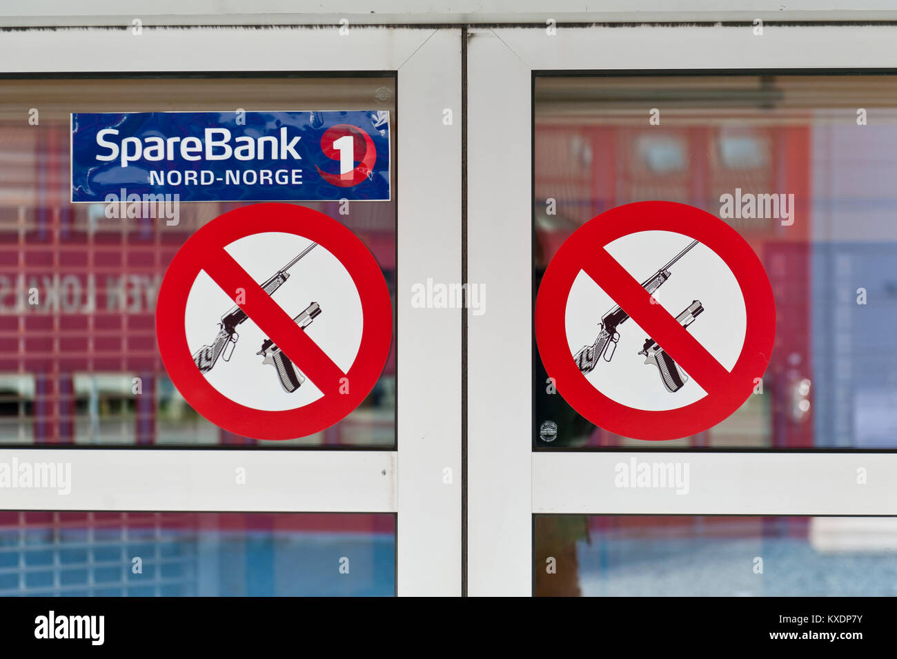Cartelli di divieto vietati per le armi di fronte alla banca di ricambio, fucili e pistole vietati, Longyearbyen, Spitsbergen, Svalbard Foto Stock