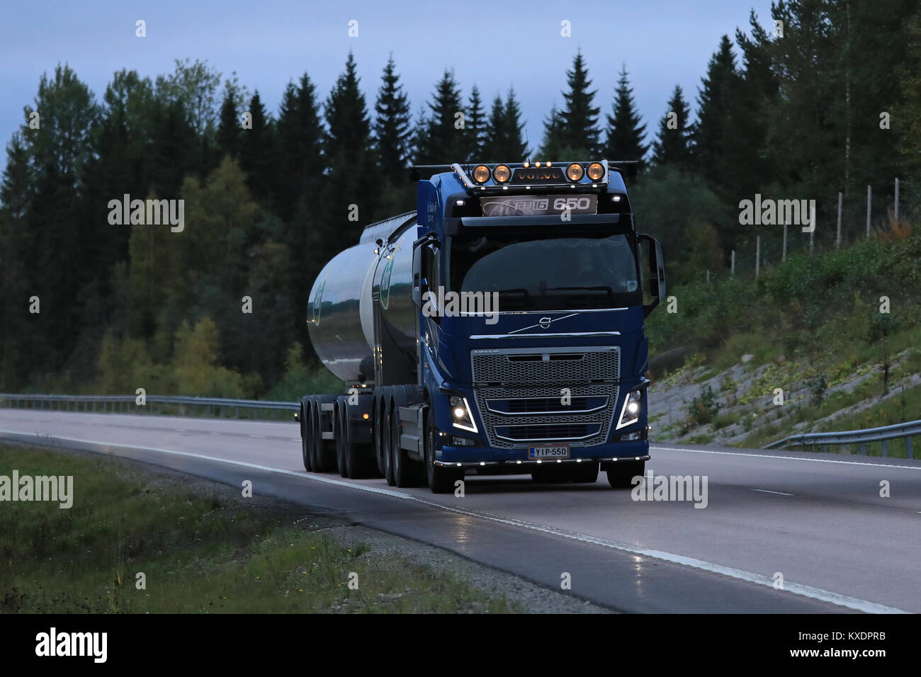 VAAJAKOSKI, Finlandia - 22 settembre 2017: Blu Volvo FH16 650 serbatoio del latte carrello trasporta Arla latte la sera in Finlandia centrale. Foto Stock