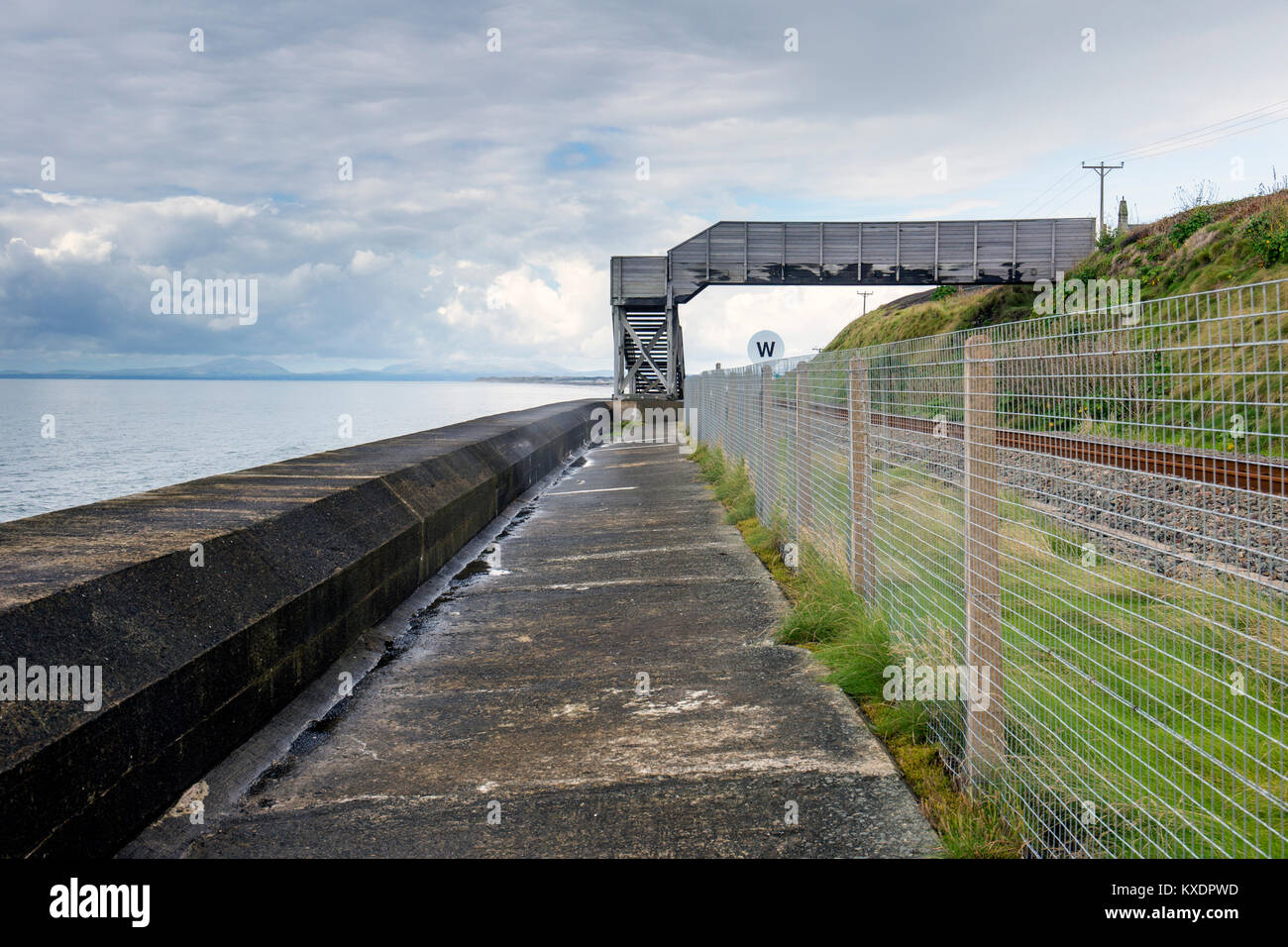 Passerella sul passaggio a livello ferroviario in Llanaber vicino a Caernarfon Regno Unito Galles Foto Stock