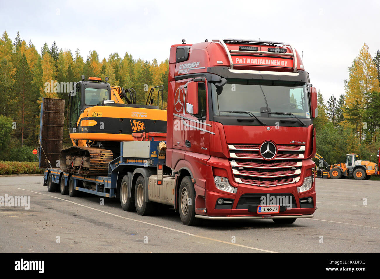 VAAJAKOSKI, Finlandia - 22 settembre 2017: Rosso Mercedes-Benz Actros 2653 semi rimorchio di P e T Karjalainen Oy è pronto per il trasporto di un cingolato JCB exc Foto Stock