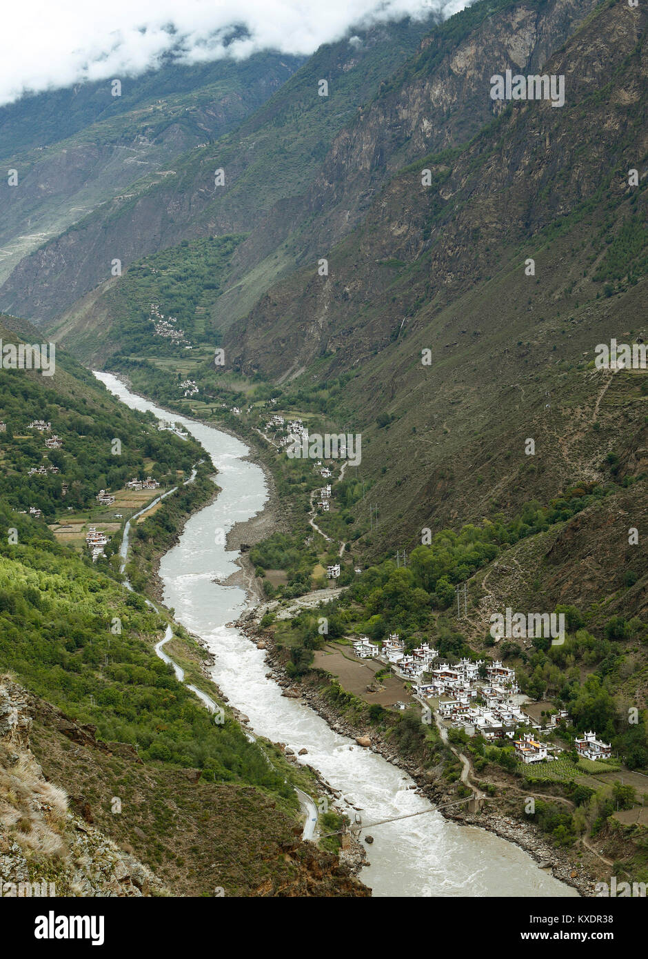 Jiaju villaggio sul fiume Dadu, Distretto autonomo Garzê dei tibetani, Sichuan, in Cina Foto Stock
