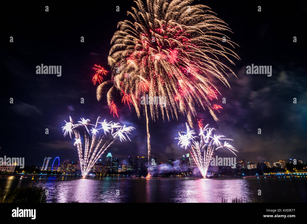 Fuochi d'artificio per Singapore giornata nazionale che si celebra ogni anno il 9 agosto in commemorazione del Singapore l'indipendenza nel 1965. Foto Stock