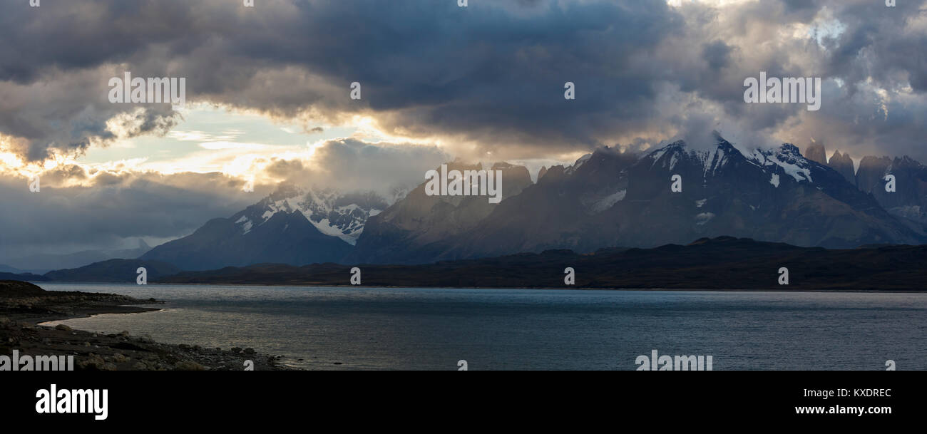 Il lago glaciale di Sarmiento de Gamboa con la Cordigliera del Paine montagne del gruppo nella luce della sera Foto Stock