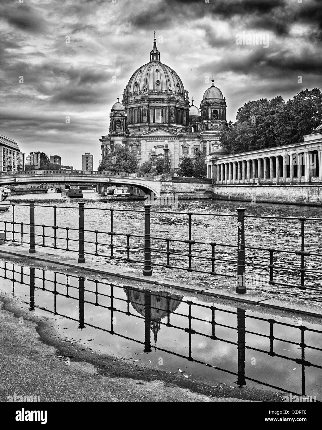 Cattedrale di Berlino, Berliner Dom, suggestiva atmosfera invernale - fotografia in bianco e nero Foto Stock