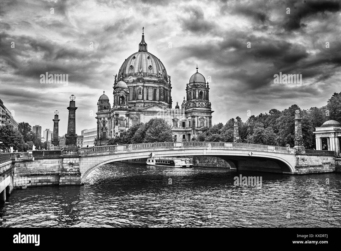 Cattedrale di Berlino, Berliner Dom, suggestiva atmosfera invernale - fotografia in bianco e nero Foto Stock