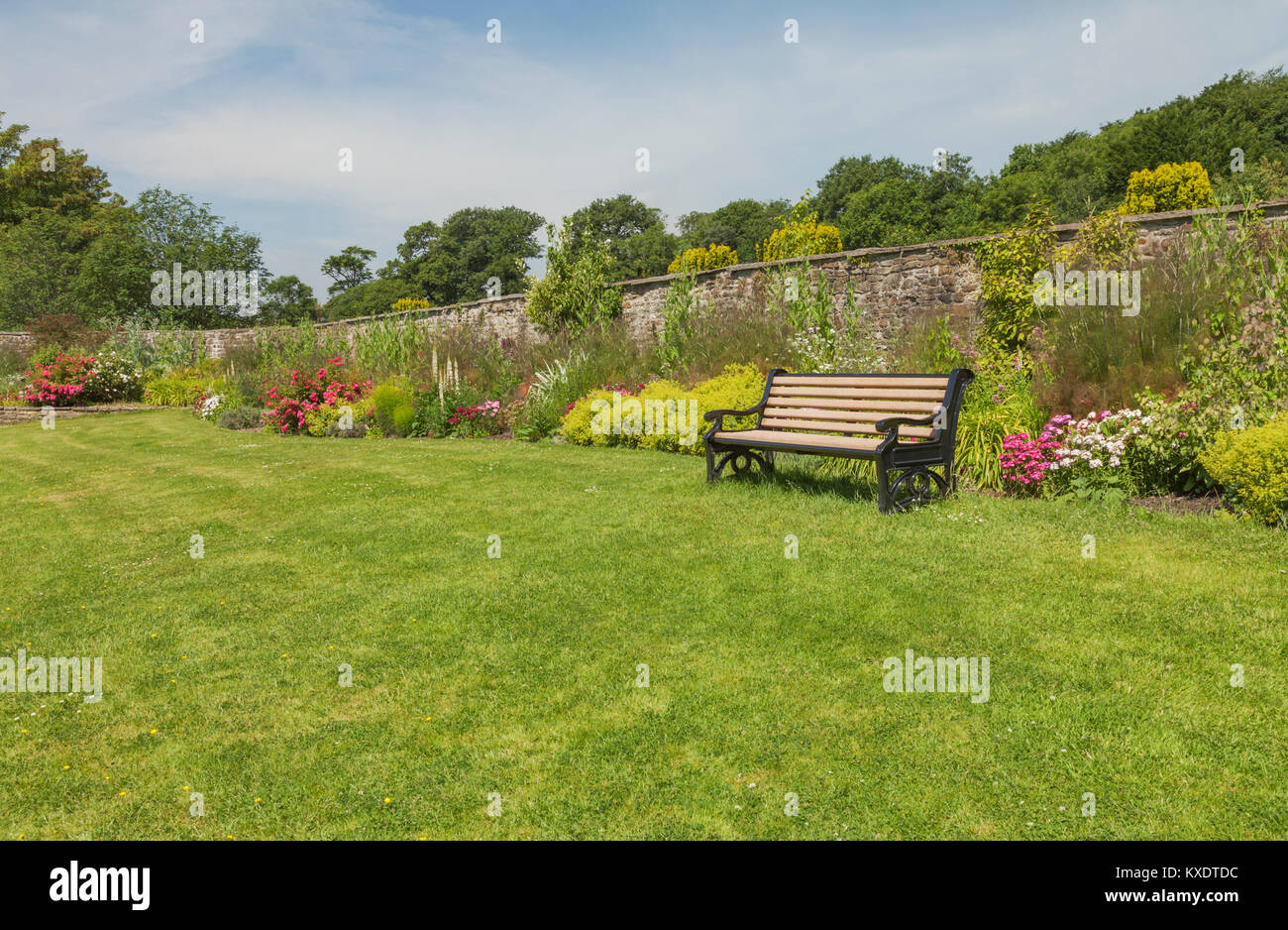 Giardini con panca, Margam Country Park, Margam, Port Talbot, South Wales, Regno Unito Foto Stock