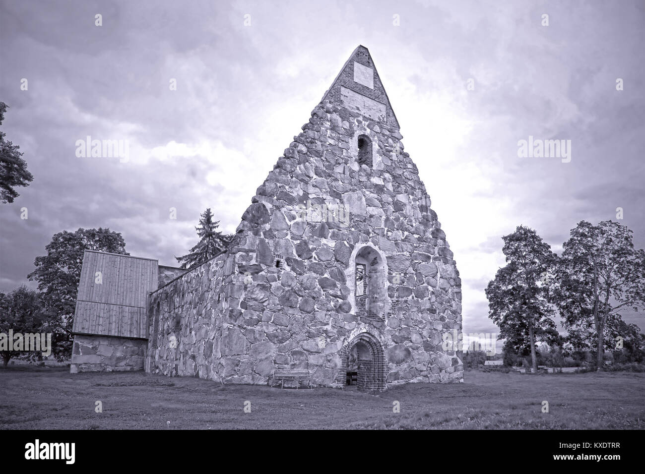 La rovina della vecchia chiesa di pietra in un giorno nuvoloso ad estate in Palkane, Finlandia. Hdr enhanced, in bianco e nero. Foto Stock