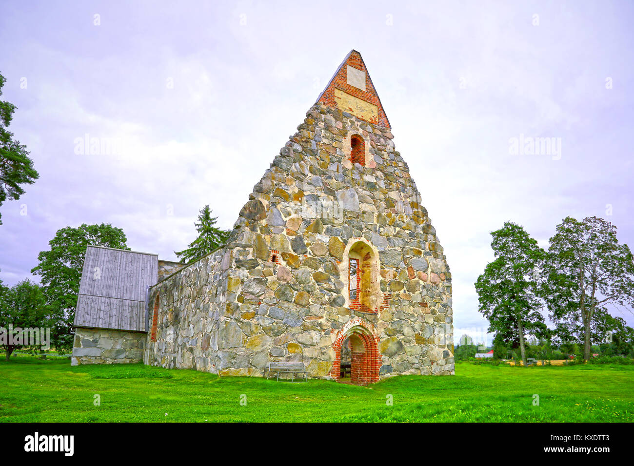 La rovina di Palkane vecchia chiesa di pietra in un giorno nuvoloso in estate, hdr enhanced. Foto Stock