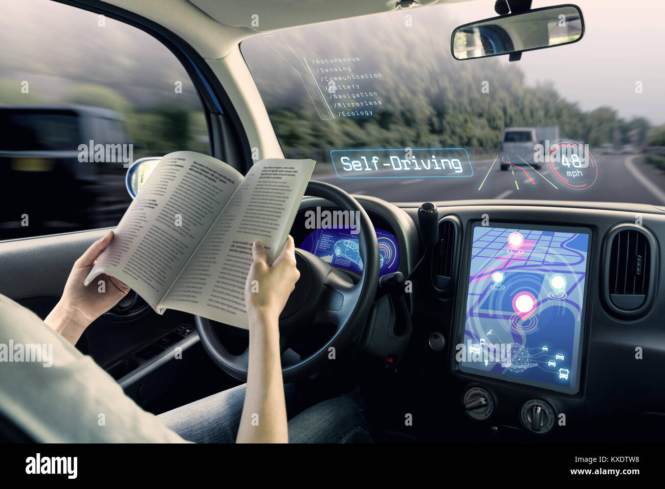 Il cockpit di autonoma auto. un veicolo in esecuzione automatica della modalità di guida e una donna guidatore essendo rilassato. Foto Stock