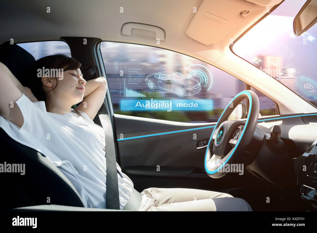 Donna rilassata in auto autonoma. auto durante la guida del veicolo. autopilot. tecnologia automobilistica. Foto Stock