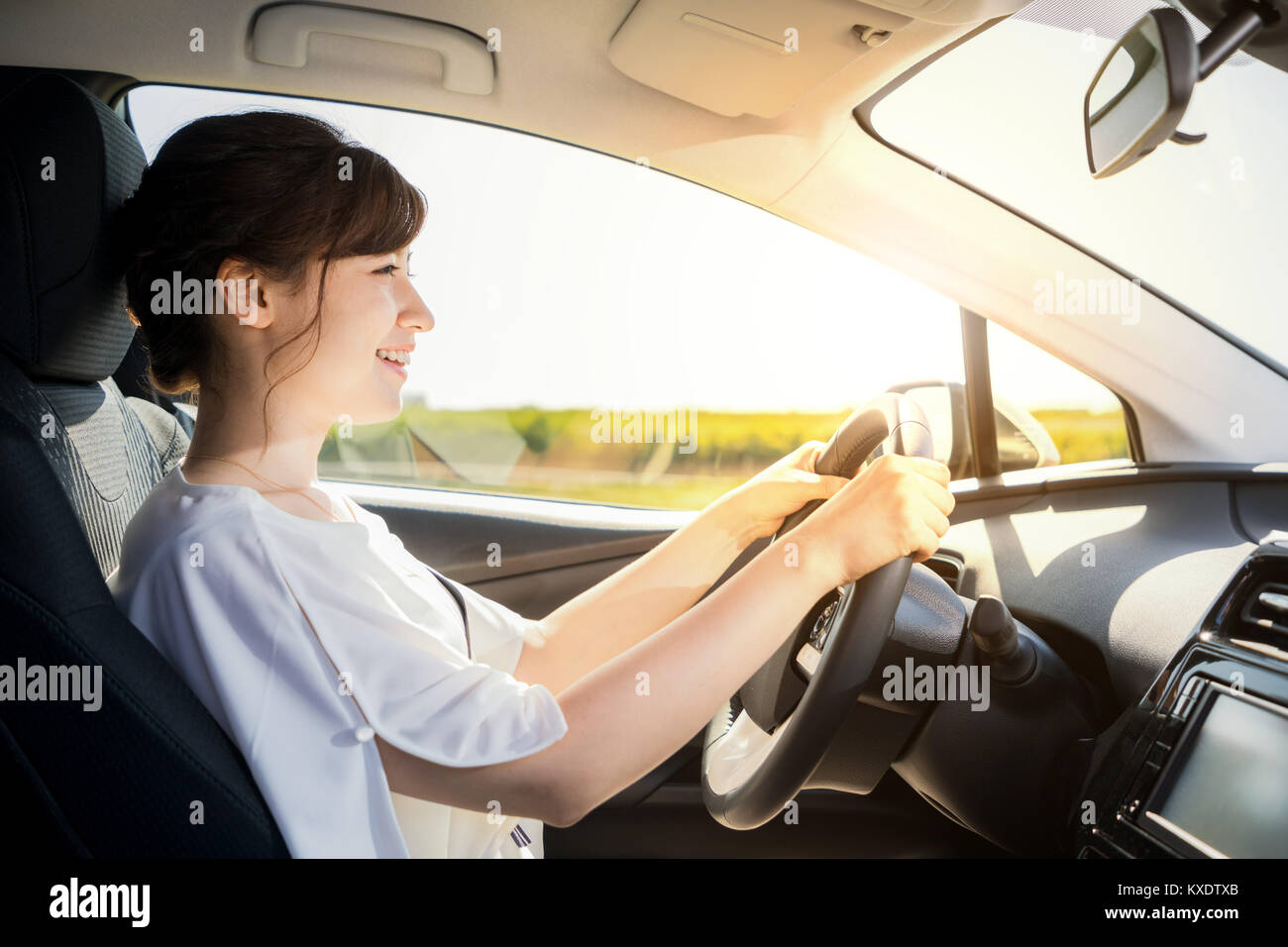 Giovane donna alla guida di un'auto. Foto Stock