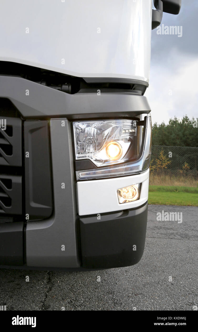 LIETO, Finlandia - 4 ottobre 2014: Renault T480 carrello trattore con luci anabbaglianti e luci per illuminare la traiettoria in curva a. Renault Trucks T è aggiudicato il Ospiti int Foto Stock