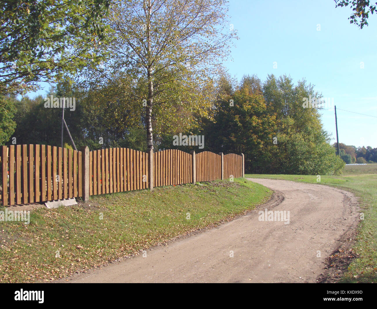Colore marrone recinzione di vernice da listelli in legno e pali in calcestruzzo Foto Stock