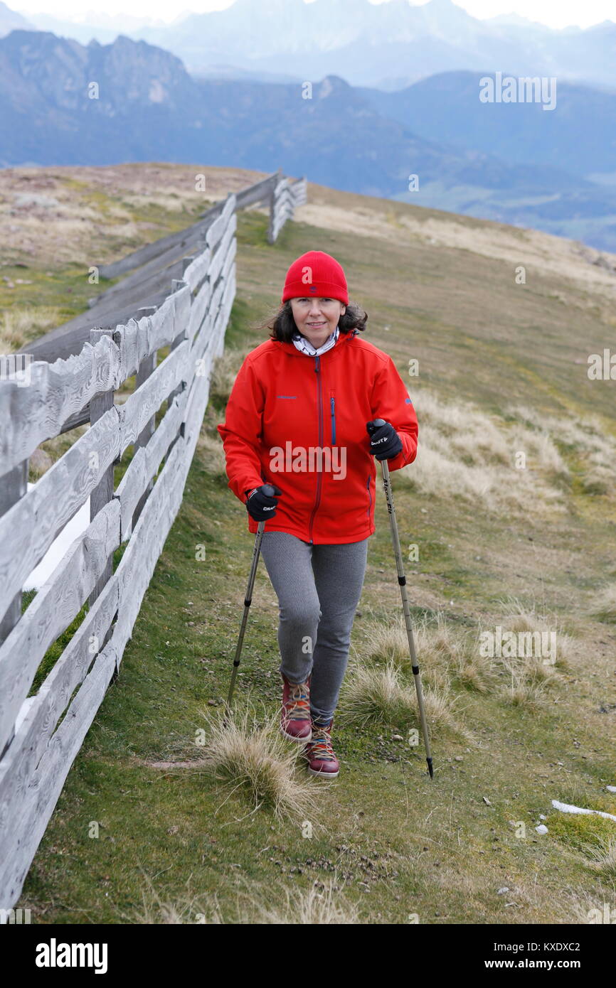 Ritratto di donna, nordic walking, highball turismo Foto Stock