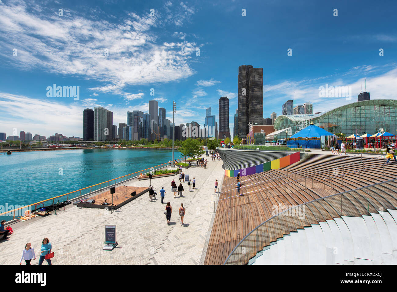 Il Navy Pier e sullo skyline di Chicago a soleggiata giornata estiva, Illinois, Stati Uniti d'America. Foto Stock