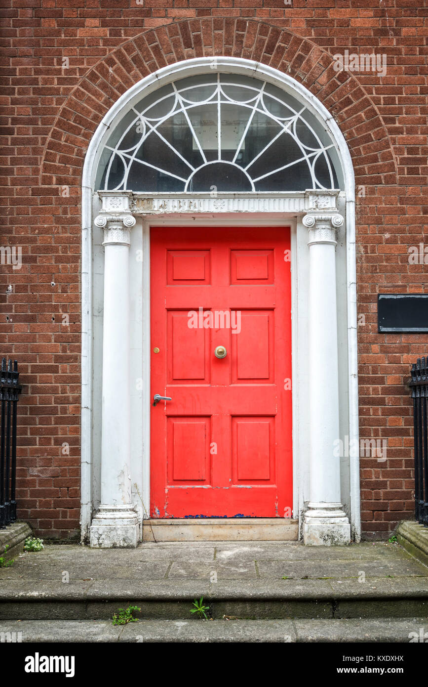Rosso porta classica a Dublino, esempio di georgian tipica architettura di Dublino in Irlanda Foto Stock