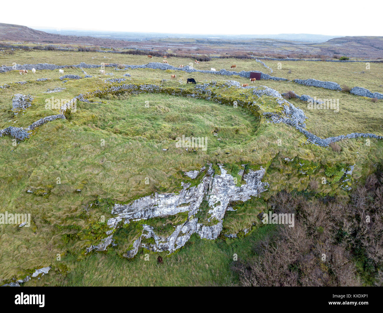 Cahercommaun o Cathair Chomain, un nono secolo triple ringfort in pietra sul lato sud-est bordo del Burren Foto Stock